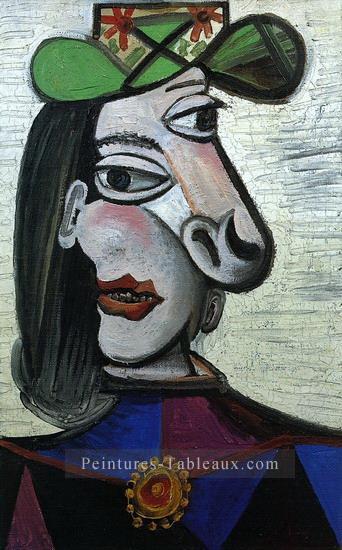 Femme au chapeau vert et broche 1941 cubiste Pablo Picasso Peintures à l'huile